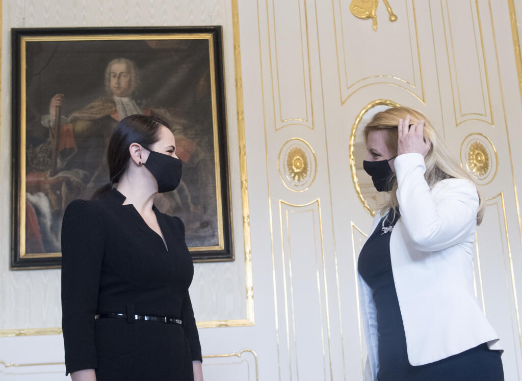 Na snímke vpravo prezidentka SR Zuzana Čaputová a vľavo predstaviteľka bieloruskej opozície a bývalá prezidentská kandidátka Sviatlana Cichanovská počas prijatia 8. októbra 2020 v Bratislave. FOTO TASR - Martin Baumann