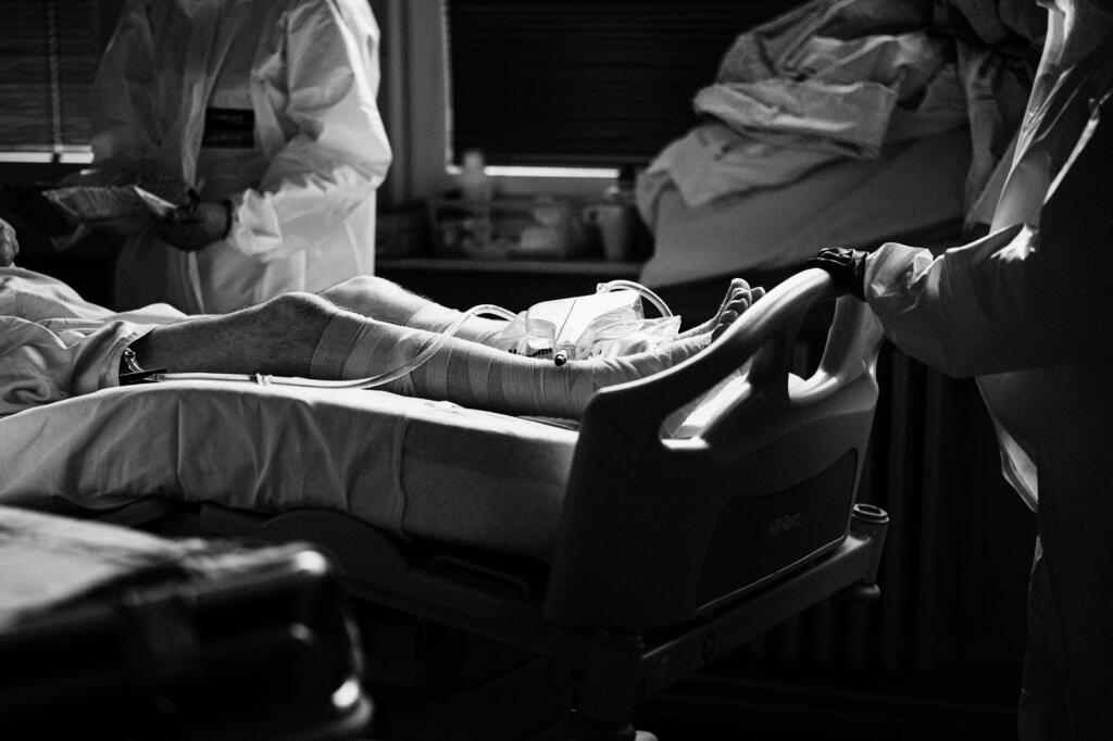 Fotograf a pedagóg Ján Rábara nafotil zábery z covidového oddelenia nemocnice v Považskej Bystrici.