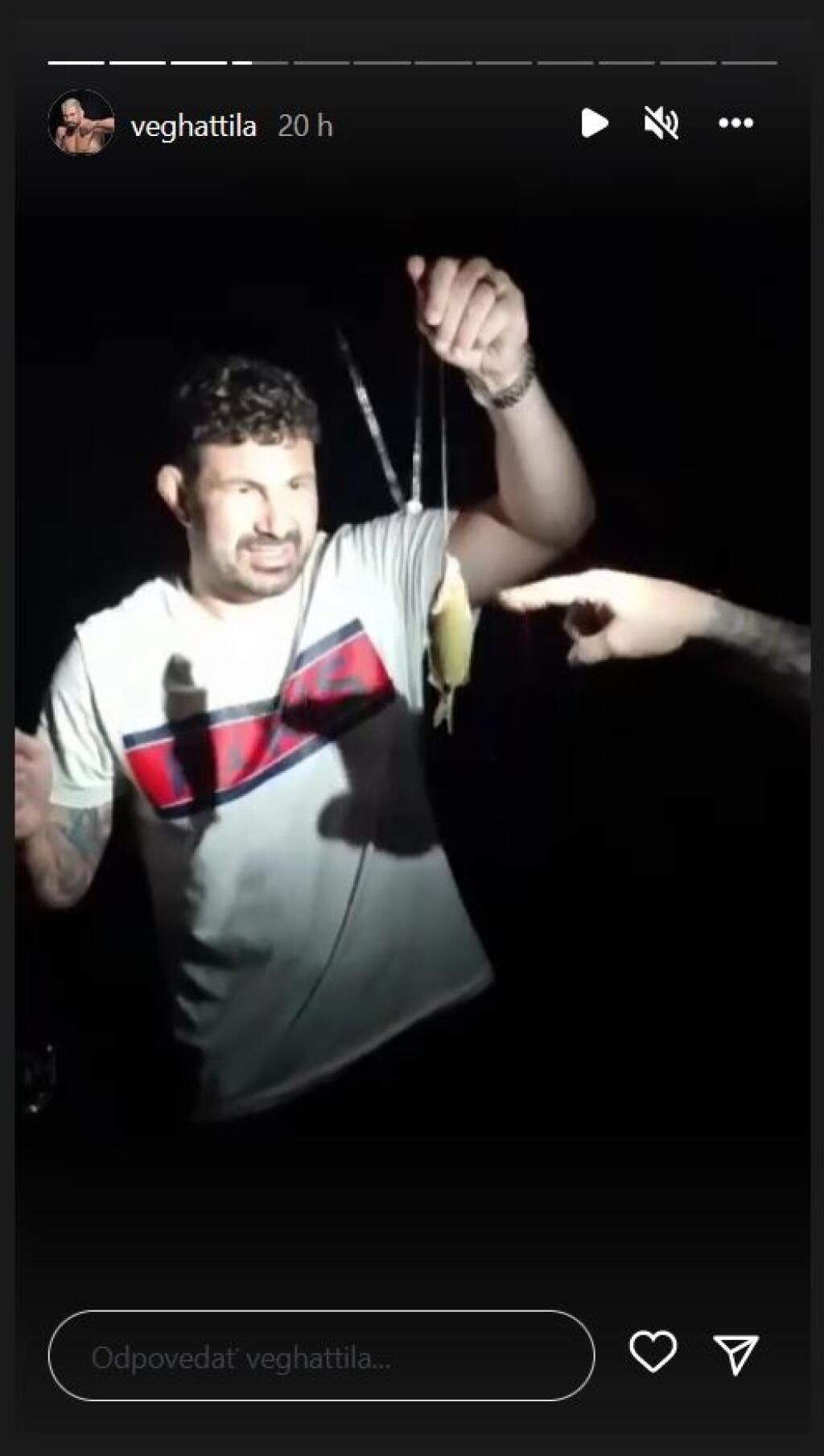 Keď sa zotmelo, Attila utekal z vily za svojou druhou láskou - rybárstvom.