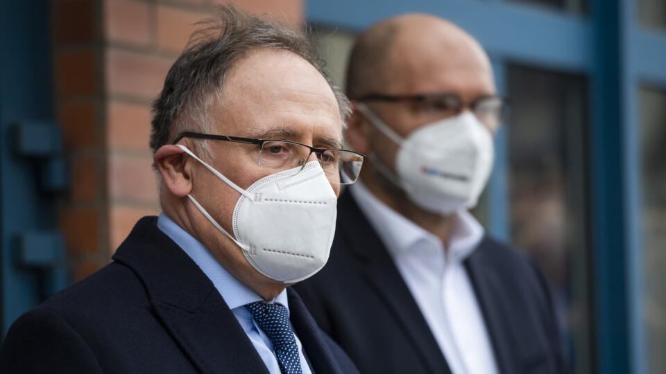 Na snímke zľava predseda predstavenstva spoločnosti Slovenský plynárenský priemysel (SPP) Milan Urban a minister hospodárstva SR Richard Sulík (SaS) počas tlačovej konferencie Slovenského plynárenského a naftového zväzu (SPNZ) pri príležitosti Dňa plynárov a 165. výročia slovenského plynárenstva Bratislave 19. marca 2021. FOTO TASR - Jaroslav Novák