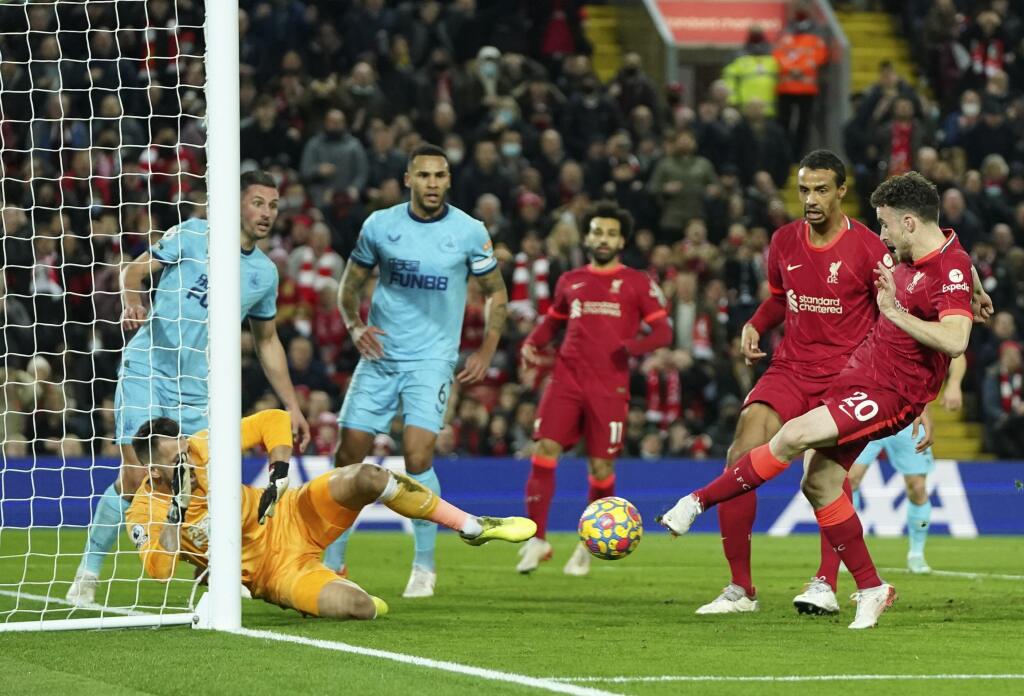 EBE 41 Liverpool - Na snímke vpravo hráč Liverpoolu Diogo Jota strieľa gól, vľavo dole slovenský brankár Newcastlu Martin Dúbravka v zápase 17. kola anglickej Premiere League vo futbale FC Liverpool - Newcastle United vo štvrtok 16. decembra 2021. FOTO TASR/AP
Liverpool's Diogo Jota, right, scores his side's opening goal during the English Premier League soccer match between Liverpool and Newcastle United at Anfield stadium in Liverpool, England, Thursday, Dec. 16, 2021. (AP Photo/Jon Super)