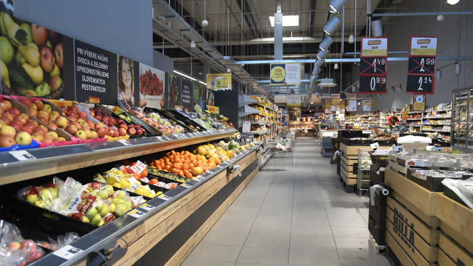 Na snímke prázdne potraviny v obchodnom centre v Košiciach v nedeľu 15. marca 2020. FOTO TASR - František Iván