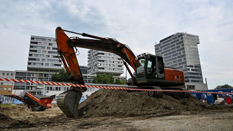 Na símke miesto výstavby pilotného nájomného bytového domu na Muchovom námestí v bratislavskej Petržalke 23. augusta 2023. FOTO TASR - Pavol Zachar