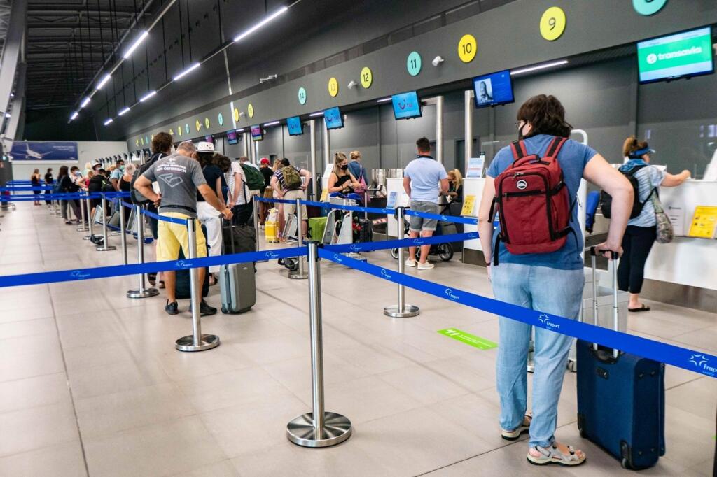 Európske centrum pre prevenciu a kontrolu chorôb označilo 13 gréckych ostrovov ležiacich na juhu Egejského mora za oblasti s vysokým rizikom nákazy koronavírusom. Cestovať na tieto ostrovy odporúča iba v nevyhnutných prípadoch.