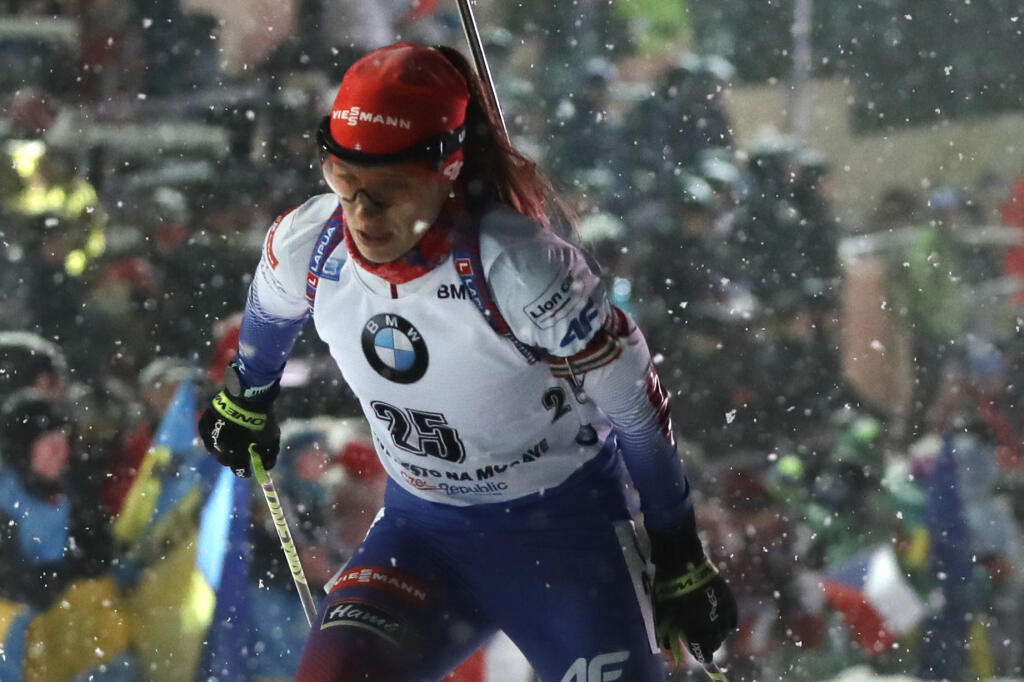 Sestry Fialkové verzus biatlonový zväz - Paulína Fialková podáva v tejto sezóne Svetového pohára biatlonu fantastické výkony a v celkovom poradí jej patrí skvelá druhá priečka. Všetko však mohlo byť inak! Naše sesterské duo sa totiž pred štartom tohto ročníka nevedelo dohodnúť so Slovenským zväzom biatlonu na novej zmluve. Kvôli tomu hrozilo, že zväz naše biatlonistky neprihlási na podujatia Svetového pohára a tým pádom by sme mohli na krásne výsledky staršej Paulíny zabudnúť. Spor medzi sestrami a SZB vznikol ohľadom Zmluvy o štátnej športovej reprezentácii, ktorú majú podpísať všetci reprezentanti. Obe reprezentantky ju odmietli s tým, že nesúhlasia s viacerými jej bodmi najmä ohľadom prevodu osobnostných práv na zväz. Kauza sa napokon stihla vyriešiť tesne pred štartom prvého kola Svetového pohára a obe strany nakoniec zmluvu podpísali po mediačnom stretnutí na pôde Slovenského olympijského výboru.