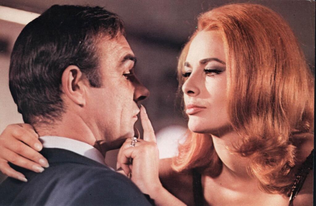 Sean Connery a Karin Dor vo filme James Bond: Žiješ len dvakrát (1967).