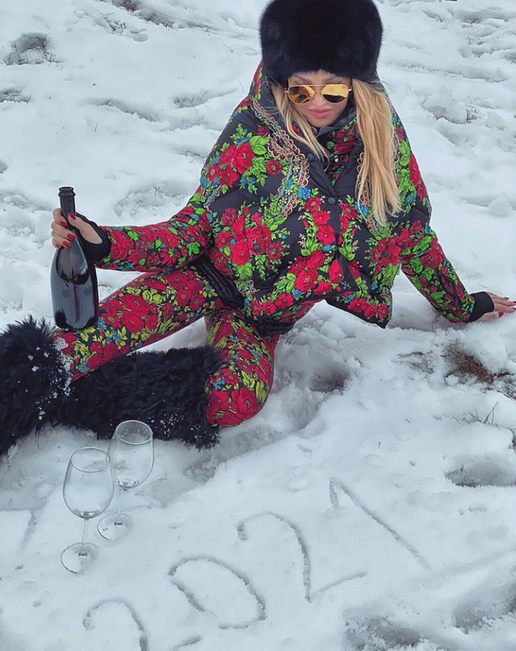 Alena Pallová: Výrazná kvetinová prešívaná bunda za 1 550 eur i nohavice v hodnote takmer 800 eur značky Moncler.