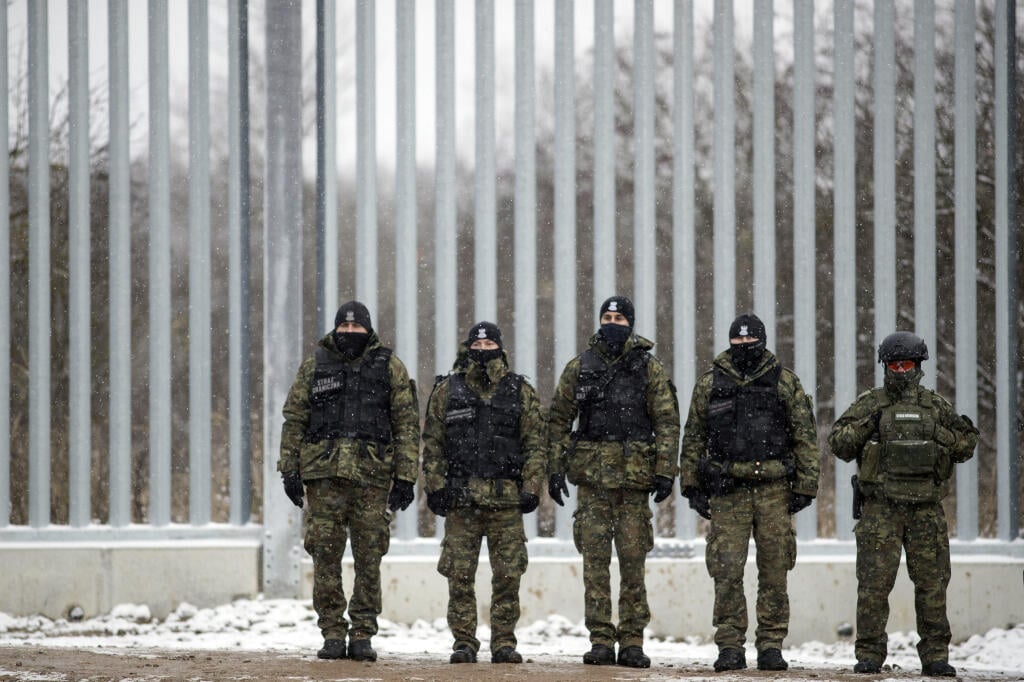 WA 17 Nomiki - Na snímke poľskí príslušníci pohraničnej stráže hliadkujú pri hraničnom plote v obci Nomiki na poľsko-bieloruských hraniciach v piatok 18. novembra 2022. Poľský minister vnútra a šéf pohraničnej stráže v piatok slávnostne ukončili prvú časť elektronického monitorovania hraničného plotu s Bieloruskom, ktorý bol postavený tento rok. Poliaci tak reagovali na prílev tisícov migrantov, ktorých minský režim vlani nasmeroval cez svoje územie do Európskej únie. FOTO TASR/AP

 
Polish bord