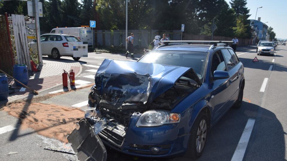 Vodič pod vplyvom alkoholu narazil v Trenčíne do autobusu MHD