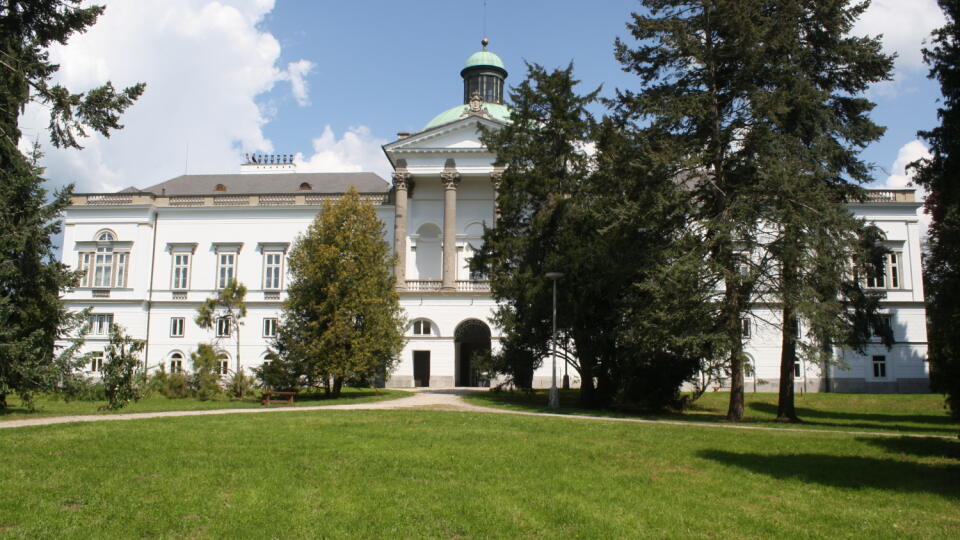 Pôvodne neskorogotický zámok z 15. - 16. storočia v renesančnom a barokovom slohu s klasicistickými prístavbami. V polovici 17. storočia uskutočnil poslednú väčšiu stavebnú úpravu renesančného zámku gróf Ladislav Rákoczi spolu so svojou manželkou Alžbetou, rod. Grófkou Bánffy. V polovici 18. storočia za vlády kráľovnej Márie Terézie sa stali majiteľmi zámku a celého panstva grófi Keglevichovci, ktorí ho vlastnili až do roku 1890. Zámok bol v minulosti letným sídlom Habsburgovcov, po prvej svetovej vojne slúžil ako letovisko našich prezidentov. Prvý prezident ČSR – T. G. Masaryk chodieval do Topoľčianok takmer každý rok svojej prezidentskej funkcie od roku 1923. Posledným z prezidentov, ktorí využívali príjemné prostredie topoľčianskeho zámku bol v roku 1951 Antonín Zápotocký.