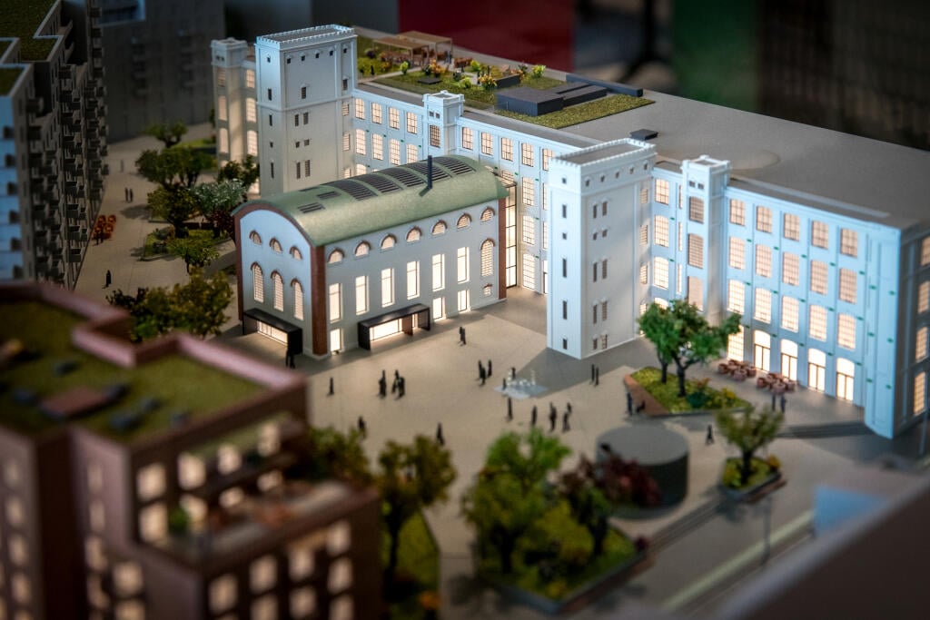 Rekonštrukcia industriálneho objektu Cvernovky na Mlynských Nivách v Bratislave, ktorý bude slúžiť na administratívne a kultúrne účely. Názov súčasného projektu je Pradiareň 1900-