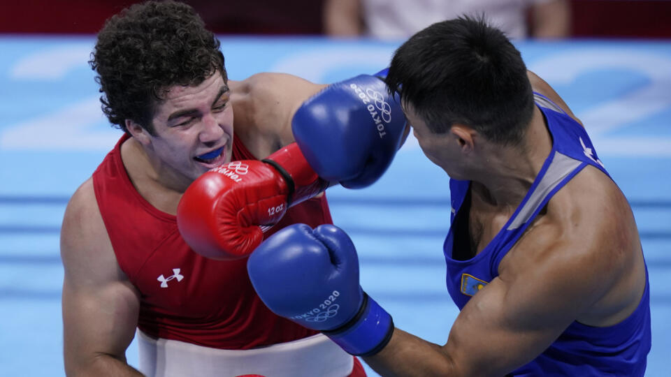 KK25 Tokio - Americký boxer Richard Torrez (vľavo) a Kamšybek Kunkabajev z Kazachstanu počas semifinálového zápasu v kategórii nad 91 kg.