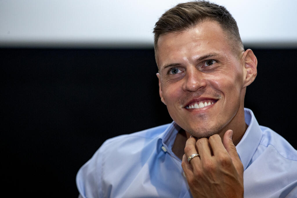 Legendárny futbalista Martin Škrtel zarobil počas svojej úspešnej hráčskej kariéry milióny eur. Najnovšie ukázal, že si potrpí na luxuse. Na predpremiére filmu bývalého českého útočníka Jana Kollera odhalil megaluxusné hodinky, z ktorých vám padne sánka. Z ich ceny nehovoriac.