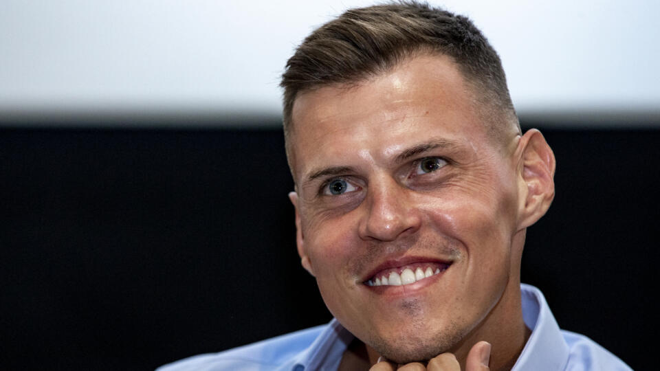 Legendárny futbalista Martin Škrtel zarobil počas svojej úspešnej hráčskej kariéry milióny eur. Najnovšie ukázal, že si potrpí na luxuse. Na predpremiére filmu bývalého českého útočníka Jana Kollera odhalil megaluxusné hodinky, z ktorých vám padne sánka. Z ich ceny nehovoriac.