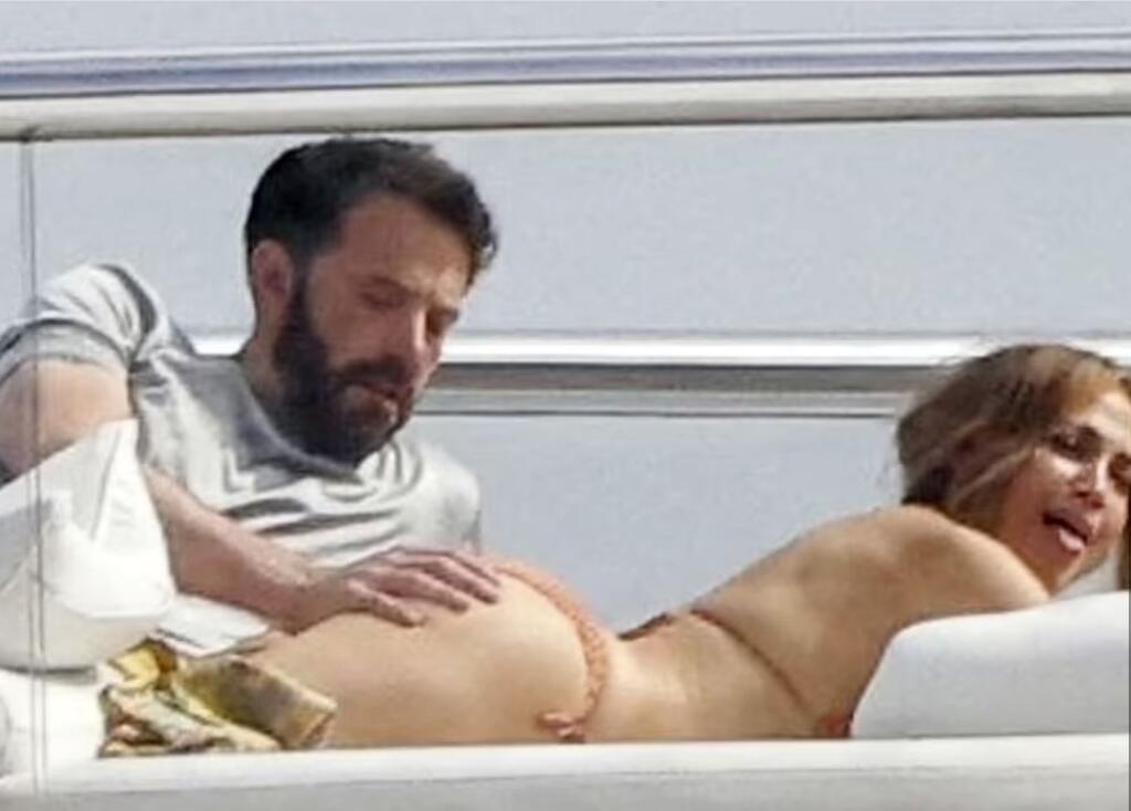Jennifer a Ben predviedli na jachte tú pravú vášnivú romantiku, keď sa aj pred objektívmi paparacov vášnivo bozkávali, váľali sa spolu na lehátku a zamilovaný Ben si neodpustil ani ruku šmátralku, ktorou nežne hladil zadok svojej partnerke Jennifer.