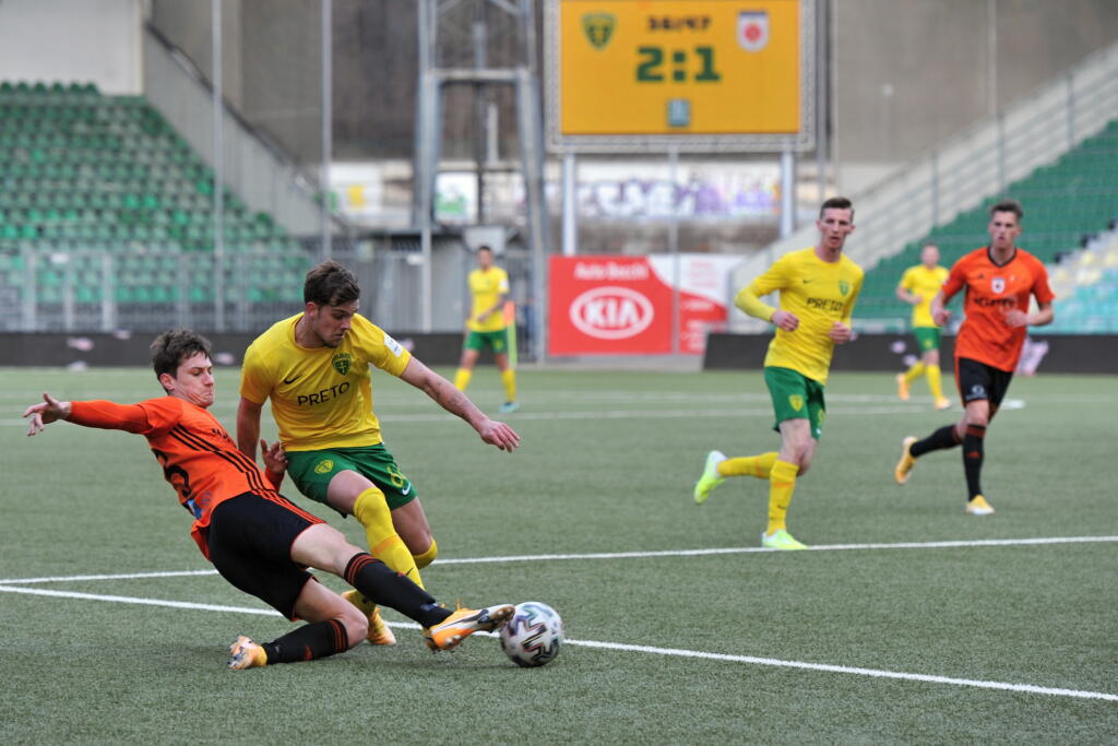 Na snímke vľavo Matej Madleňák (Ružomberok) a Matúš Rusnák (Žilina) počas 22. kola Fortuna ligy MŠK Žilina - MFK Ružomberok 6. marca 2021 v Žiline. FOTO TASR - Erika Ďurčová