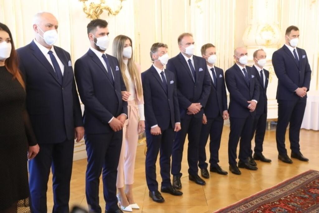 Lyžiarka Petra Vlhová a ej tím na prijatí u prezidentky SR Zuzany Čaputovej.
