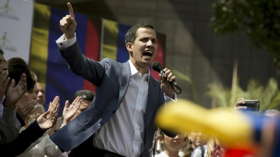 Opozičný vodca Juan Guaidó sa dnes vyhlásil za dočasného prezidenta.