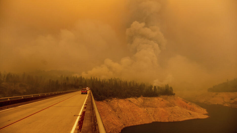 WA 28 Gilroy - Hustý dym stúpa počas lesného požiaru s názvom Bear Fire pri jazere Oroville v americkom štáte Kalifornia 9. septembra 2020. FOTO TASR/AP A plume rises from the Bear Fire as it burns along Lake Oroville on Wednesday, Sept. 9, 2020, in Butte County, Calif. (AP Photo/Noah Berger)