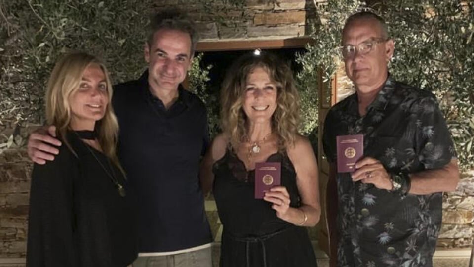 Grécky premiér Kyriakos Mitsotakis (druhý vľavo), jeho manželka Mareva Grabowská-Mitsotakisová (vľavo), americký herec Tom Hanks a jeho manželka Rita Wilsonová.