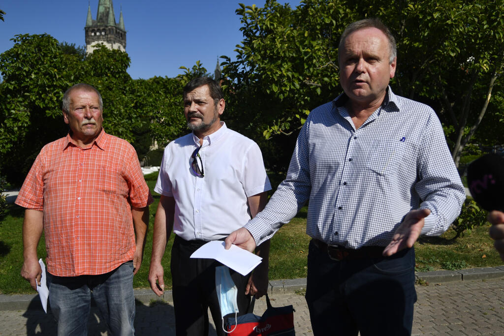 Na snímke sprava člen predsedníctva OZ KOVO Jozef Balica, zástupca odborárov za SAD Bardejov Jozef Želinský a zástupca odborárov za SAD Prešov Pavol Kreitler počas protestu OZ KOVO v centre mesta Prešov 16. septembra 2020. FOTO TASR - Milan Kapusta