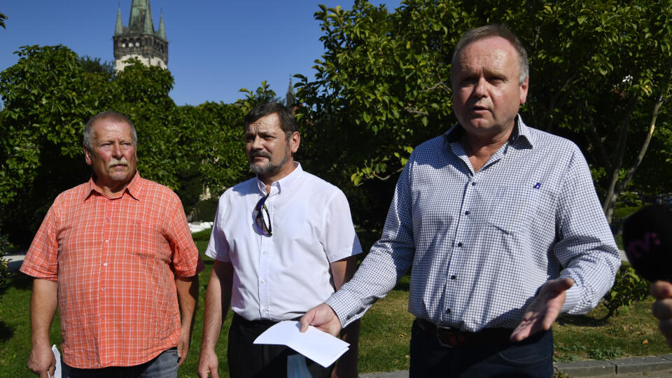 Na snímke sprava člen predsedníctva OZ KOVO Jozef Balica, zástupca odborárov za SAD Bardejov Jozef Želinský a zástupca odborárov za SAD Prešov Pavol Kreitler počas protestu OZ KOVO v centre mesta Prešov 16. septembra 2020. FOTO TASR - Milan Kapusta