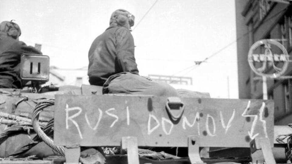 Dokumentárne snímky z Bratislavy 22.augusta 1968, po vstupe sovietskych tankov do mesta. Na snímke nápisy a symboly vyjadrujúce pocity Bratislavčanov.