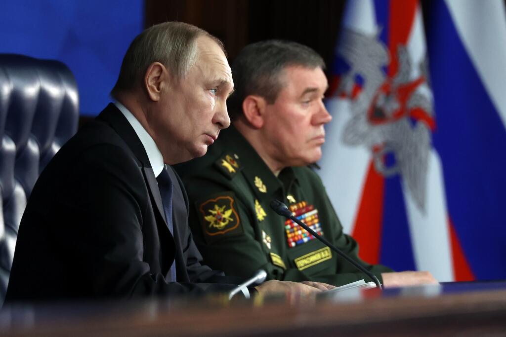 JB 8 Moskva - Ruský prezident Vladimir Putin (vľavo) a veliteľ ruských ozbrojených síl, generál Valerij Gerasimov počas stretnutia s vysokými predstaviteľmi ruskej armády v Moskve 21. decembra 2022. FOTO TASR/AP

Russian President Vladimir Putin, left, and Chief of the General Staff Gen. Valery Gerasimov attend a meeting with senior military officers in Moscow, Russia, Wednesday, Dec. 21, 2022. (Mikhail Kuravlev, Sputnik, Kremlin Pool Photo via AP)