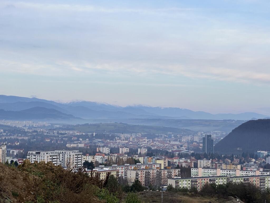 Kráska má z domu takýto výhľad na mesto a Nízke Tatry.