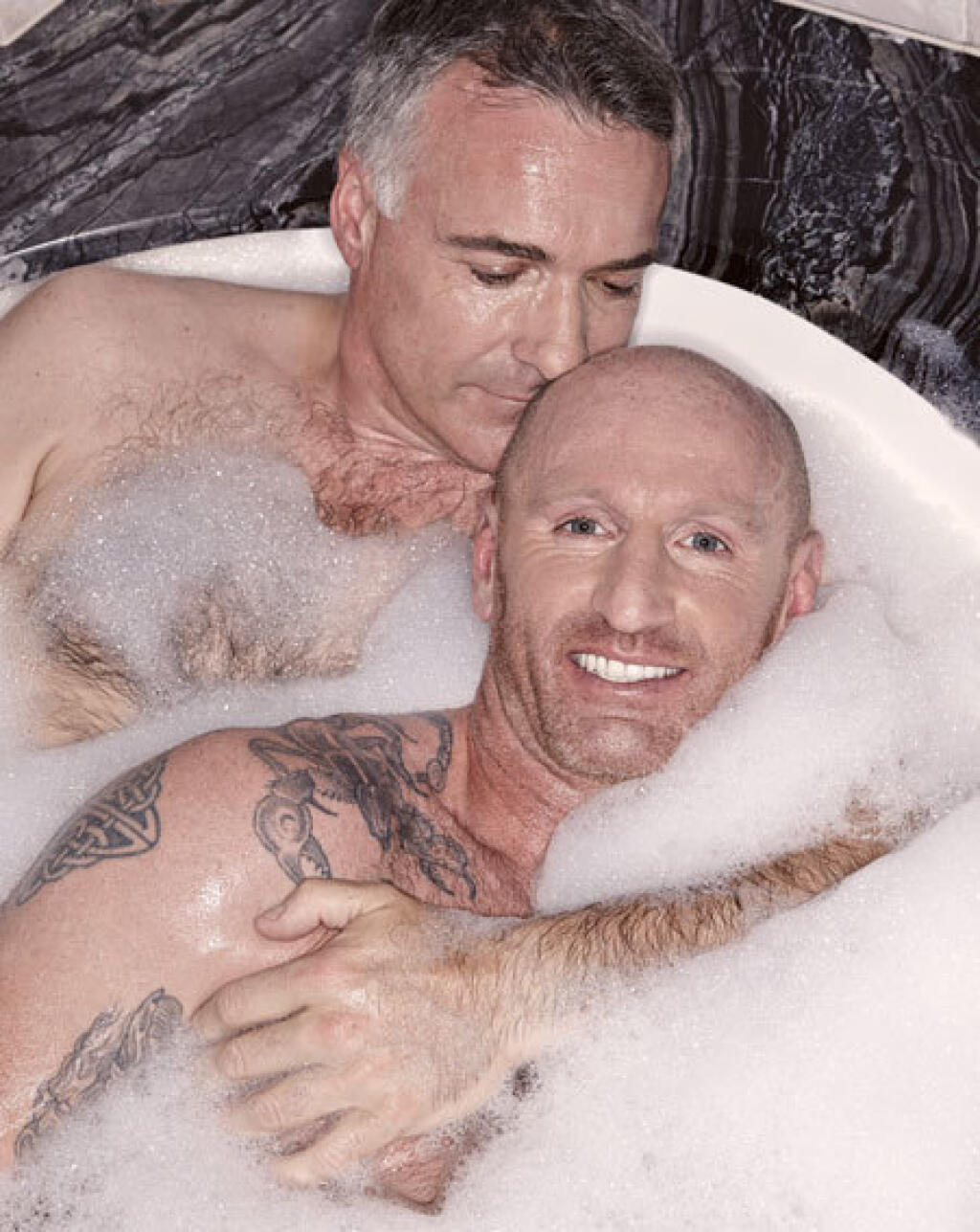 Gareth Thomas (Wales) Thomas sa stal prvým rugbistom, ktorý otvorene priznal, že je gay. Učinil tak v roku 2009 v rozhovore pre denník Daily Mail. „Ukončilo to moje manželstvo a takmer ma to doviedlo k samovražde. Je čas priznať pravdu, som gay,“ povedal. Waleský stredopoliar dúfa, že tým otvoril cestu aj iným rovnako orientovaným rugbistom. Jeho život láka aj filmových producentov. Záujem zahrať si Thomasa prejavili hollywoodski herci Mickey Rourke aj Tom Hardy.