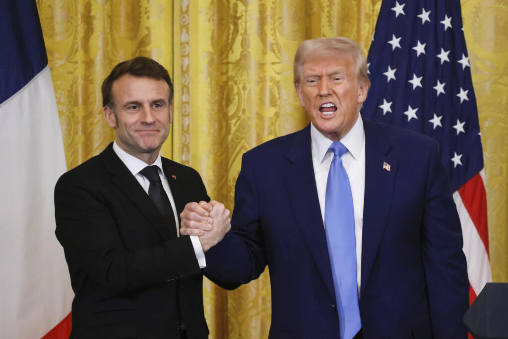 WA 58 Washington - Na snímke francúzsky prezident Emmanuel Macron (vľavo) a americký prezident Donald Trump pózujú počas spoločnej tlačovej konferencie v Bielom dome vo Washingtone v pondelok 24. februára 2025. FOTO TASR/AP


President Donald Trump, right, shakes the hand of France's President Emmanuel Macron during a joint press conference in the East Room of the White House in Washington, Monday, Feb. 24, 2025. (Ludovic Marin/Pool via AP)