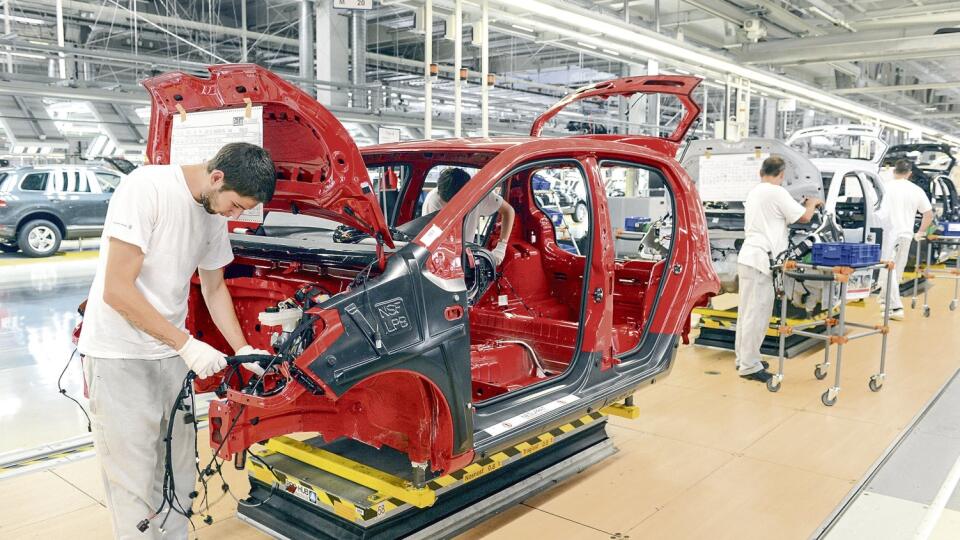 Na snímke vozidlá Volkswagen Up na montážnej linke v bratislavskom závode Volkswagen Slovakia, a.s. FOTO TASR - Štefan Puškáš , 30. júl 2013