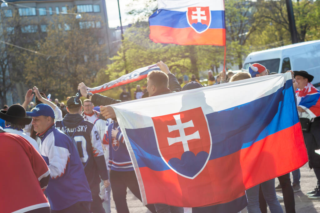 Na snímke sú slovenskí fanúšikovia pred piatym zápasom základnej skupiny MS 2022 v Helsinkách, v ktorom nastúpili slovenskí hokejisti proti Kazachstanu.