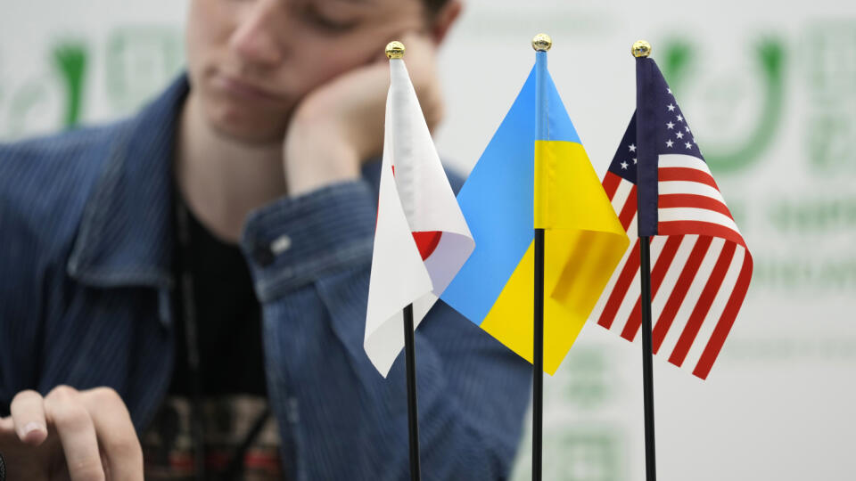 Vlajky Spojených štátov amerických (vpravo), Ukrajiny (uprostred) a Japonska (vľavo) počas tlačovej konferencie s ukrajinskými utečencami v Nadácii Nippon v Tokiu v pondelok 13. júna 2022. Japonská nadácia v pondelok oznámila, že spúšťa finančnú zbierku s cieľom poskytnúť viac ako 1 200 ukrajinským utečencom v Japonsku ďalšiu finančnú podporu na štúdium jazykov a iné potreby.