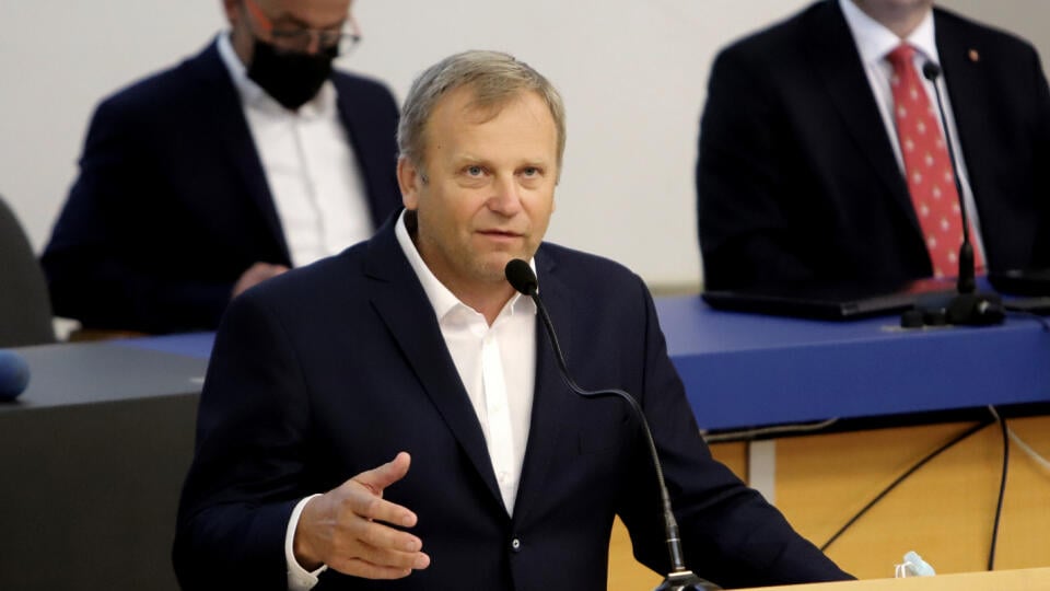 Celoslovenské zhromaždenie sociálnych podnikov, ktorých cieľom je prezentovať aktuálny stav sociálneho podnikania na Slovensku a poukázať na najväčšie problémy, s ktorými sa sociálne podniky u nás stretávajú, a z ktorých mnohé štátne orgány neriešia. Na snímke poslanec NR SR Vladimír Ledecký (Za ľudí) počas celoslovenského zhromaždenia sociálnych podnikov v Banskej Bystrici 6. septembra 2021. FOTO TASR - Ján Krošlák