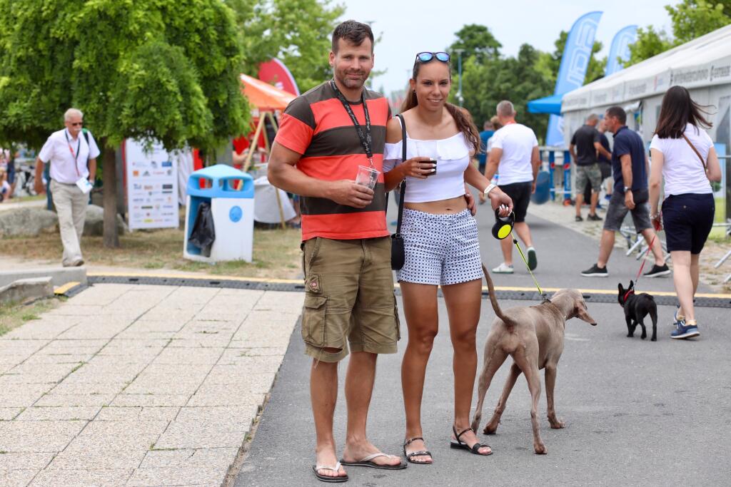 Nezaháľal ani brat Peter, ktorý prišiel s piateľkou a štvornohým kamarátom.