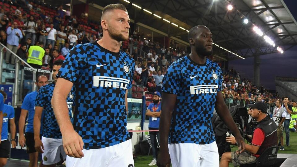 Romelu Lukaku (vpravo) si musel vypočuť niekoľko rasistických pokrikov na svoju adresu.