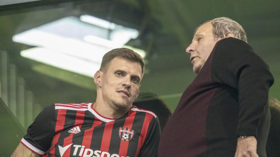 Na snímke je zápas play - off Európskej konferenčnej ligi medzi SC Dnipro-1 a Spartak Trnava. Na fotke je bývalý slovenský futbalista Martin Škrtel a niekdajší tréner slovenskej reprezentácie Ján Kozák.