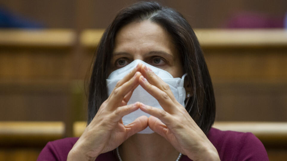 Na snímke zľava ministerka spravodlivosti SR Mária Kolíková (Za ľudí) počas mimoriadneho zasadnutia Národnej rady SR (NRSR) 10. mája 2021 v Bratislave. Parlament sa zaoberá návrhom skupiny poslancov na vyslovenie nedôvery ministerke spravodslivosti SR Márii Kolíkovej. FOTO TASR - Jakub Kotian