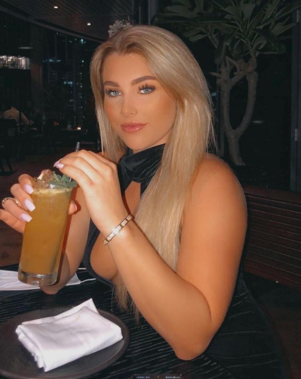 Z vyhadzova z klubu si ťažkú hlavu nerobí. Po tom, čo na konci minulého roka anglický klub Charlton Athletic vyhodil futbalistku Madelene Wrightovú (22) za kompromitujúce videá, niekto by si pomyslel, že mladá hráčka bude mať hlavu v smútku. Opak je však pravdou, sexi blondínka si začala zarábať vlastným telom a čoraz viac pritvrdzuje.