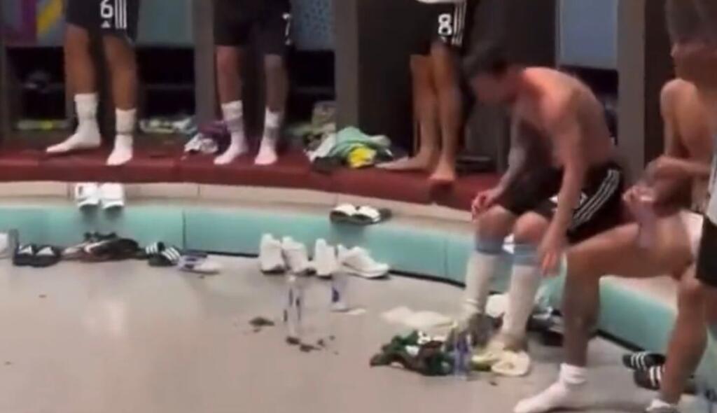Lionel Messi má zelený mexický dres položený pri nohách