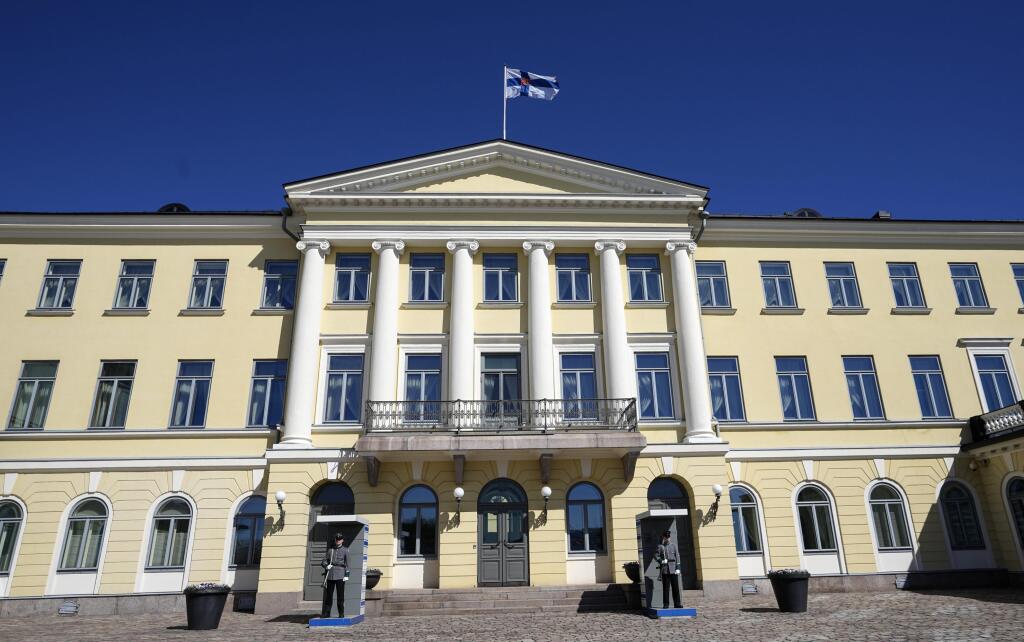 WA 26 Helsinki - Na snímke prezidentský palác v Helsinkách v piatok 13. mája 2022. Fínsky prezident Sauli Niinistö a premiérka Sanna Marinová v spoločnom vyhlásení vo štvrtok oficiálne oznámili, že podporujú vstup krajiny do NATO. Agentúra Reuters upozornila, že ide o historickú zmenu v politike Fínska vyvolanú ruskou inváziou na Ukrajinu. Fínsko a susedné Švédsko, ktoré taktiež zvažuje vstup do Aliancie, si totiž zachovávali neutralitu aj počas studenej vojny, a to preto, aby neprovokovali Sovi