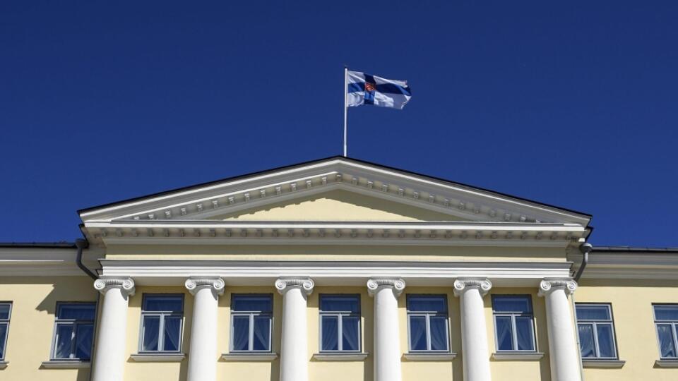 WA 26 Helsinki - Na snímke prezidentský palác v Helsinkách v piatok 13. mája 2022. Fínsky prezident Sauli Niinistö a premiérka Sanna Marinová v spoločnom vyhlásení vo štvrtok oficiálne oznámili, že podporujú vstup krajiny do NATO. Agentúra Reuters upozornila, že ide o historickú zmenu v politike Fínska vyvolanú ruskou inváziou na Ukrajinu. Fínsko a susedné Švédsko, ktoré taktiež zvažuje vstup do Aliancie, si totiž zachovávali neutralitu aj počas studenej vojny, a to preto, aby neprovokovali Sovi