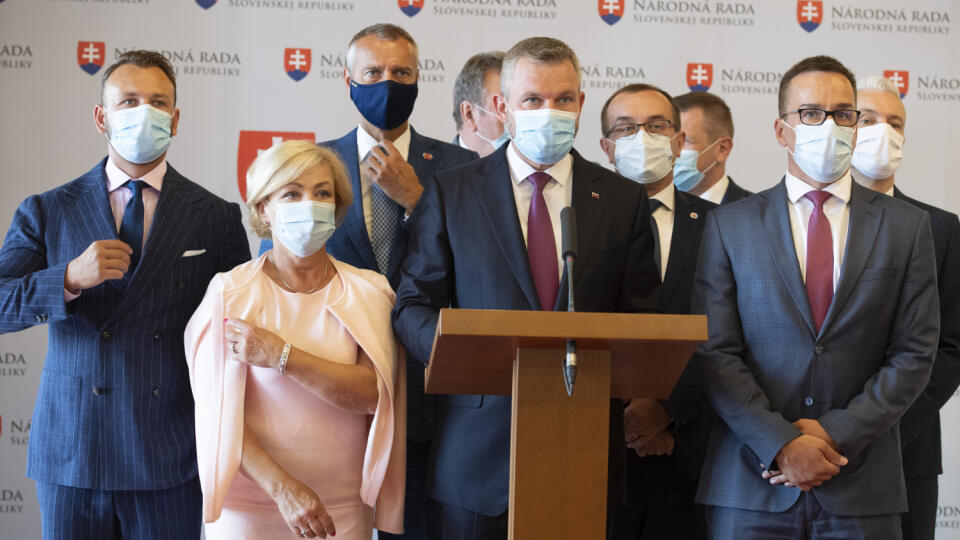 Na snímke uprostred predseda strany Hlas - SD Peter Pellegrini počas tlačovej konferencie 23. júla 2021 v Bratislave. FOTO TASR - Pavel Neubauer