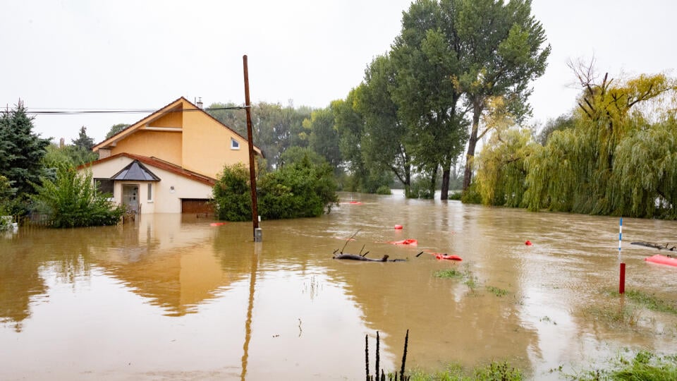 Situácia počas povodní v bratislavskej mestskej časti Devínska Nová Ves.