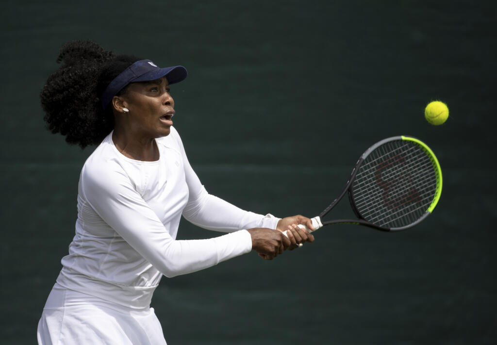 KK39 Londýn - Americká tenistka Venus Williamsová počas tréningu pred grandslamovým turnajom vo Wimbledone 25. júna 2021. FOTO TASR/AP
Venus Williams of the US practices on the practice courts at Wimbledon prior to the Wimbledon Tennis Championships in London, Saturday June 26, 2021. (David Gray/Pool via AP)