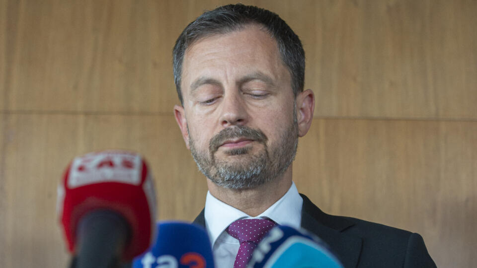 Na snímke premiér SR Eduard Heger (OĽaNO) odpovedá na otázky novinárov po stretnutí predstaviteľov koalície, ktoré sa konalo vo vládnom hoteli Bôrik v Bratislave v piatok 12. augusta 2022. Bez SaS bude vláda Eduarda Hegera (OĽANO) nefunkčná a nebude mať v Národnej rade (NR) SR väčšinu. Predseda vlády to povedal po piatkovom rokovaní koaličných predstaviteľov v súvislosti s vládnou krízou. Heger apeloval na stabilitu a nájdenie riešení, ako zostať jednotní. Uviedol tiež, že všetky štyri strany sa