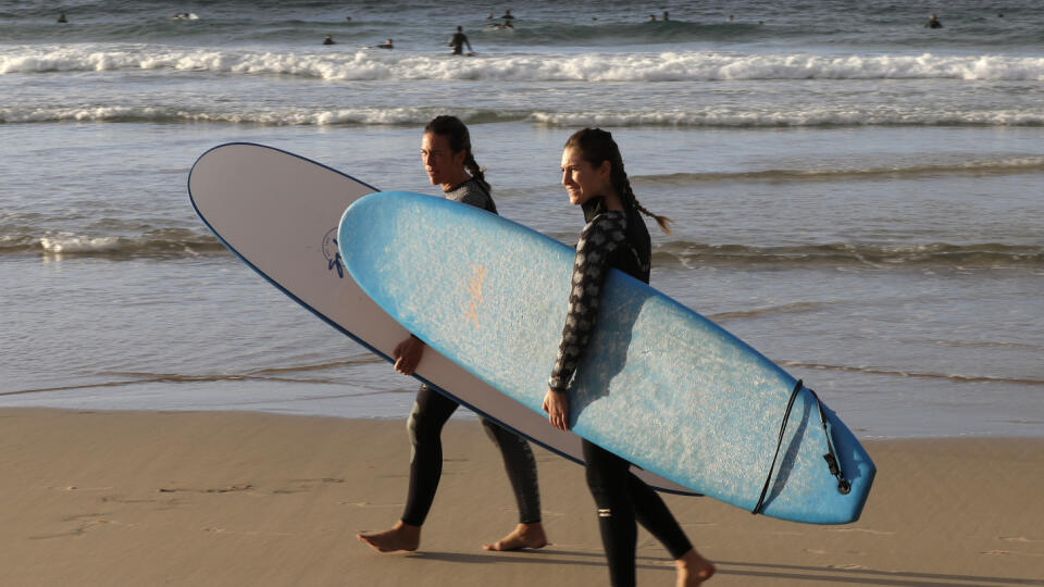 KK8 Sydney - Surferi počas otvorenia pláže Bondi v rámci uvoľnovania opatrení zavedených s cieľom spomaliť šírenie nového koronavírusu 28. apríla 2020 v Sydney. Pláž otvorili iba pre plavcov a surferov. FOTO TASR/AP
Surfers prepare to enter the water at Bondi Beach in Sydney, Tuesday, April 28, 2020, as coronavirus pandemic restrictions are eased. The beach is open to swimmers and surfers to exercise only. (AP Photo/Rick Rycroft)