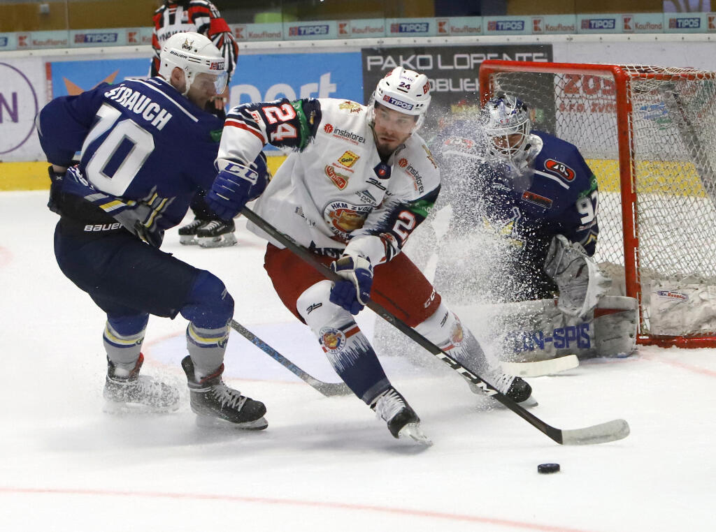 Na snímke zľava Andreas Štrauch (Spišská Nová Ves) a Peter Zuzin (Zvolen) počas 1. kola Tipos extraligy HKM Zvolen – HK Spišská Nová Ves vo Zvolene 24. septembra 2021. FOTO TASR - Ján Krošlák