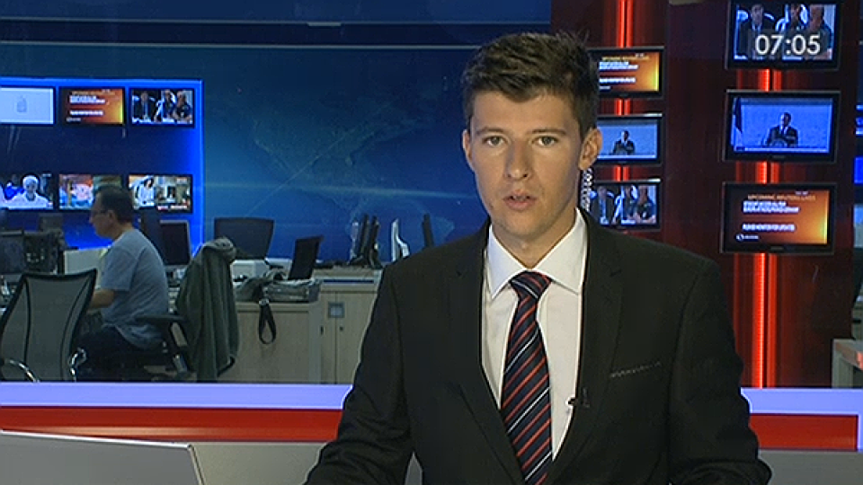 Hostí bude V politike spovedať Rastislav Iliev, ktorý v televízii pracuje od roku 2015. Začínal ako redaktor a neskôr moderoval aj správy. Minulý rok TA3 spustila finančno-ekonomickú reláciu Investujeme, ktorú Iliev moderoval spolu s Lenkou Ježovou. Teraz sa stáva tvárou diskusnej relácie V politike.